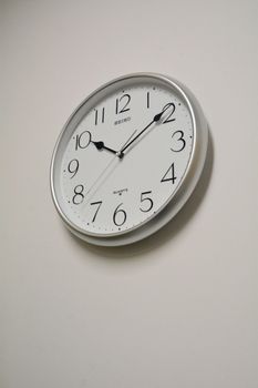 Srebrny zegar ścienny Seiko o klasycznym, okrągłym kształcie, mechanizm kwarcowy, zasilanie baterią AA, średnica 28 cm (3).JPG