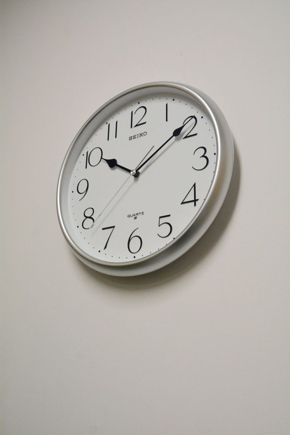 Zegar ścienny Seiko QXA747S – srebrny, klasyczny, kwarcowy.jpg