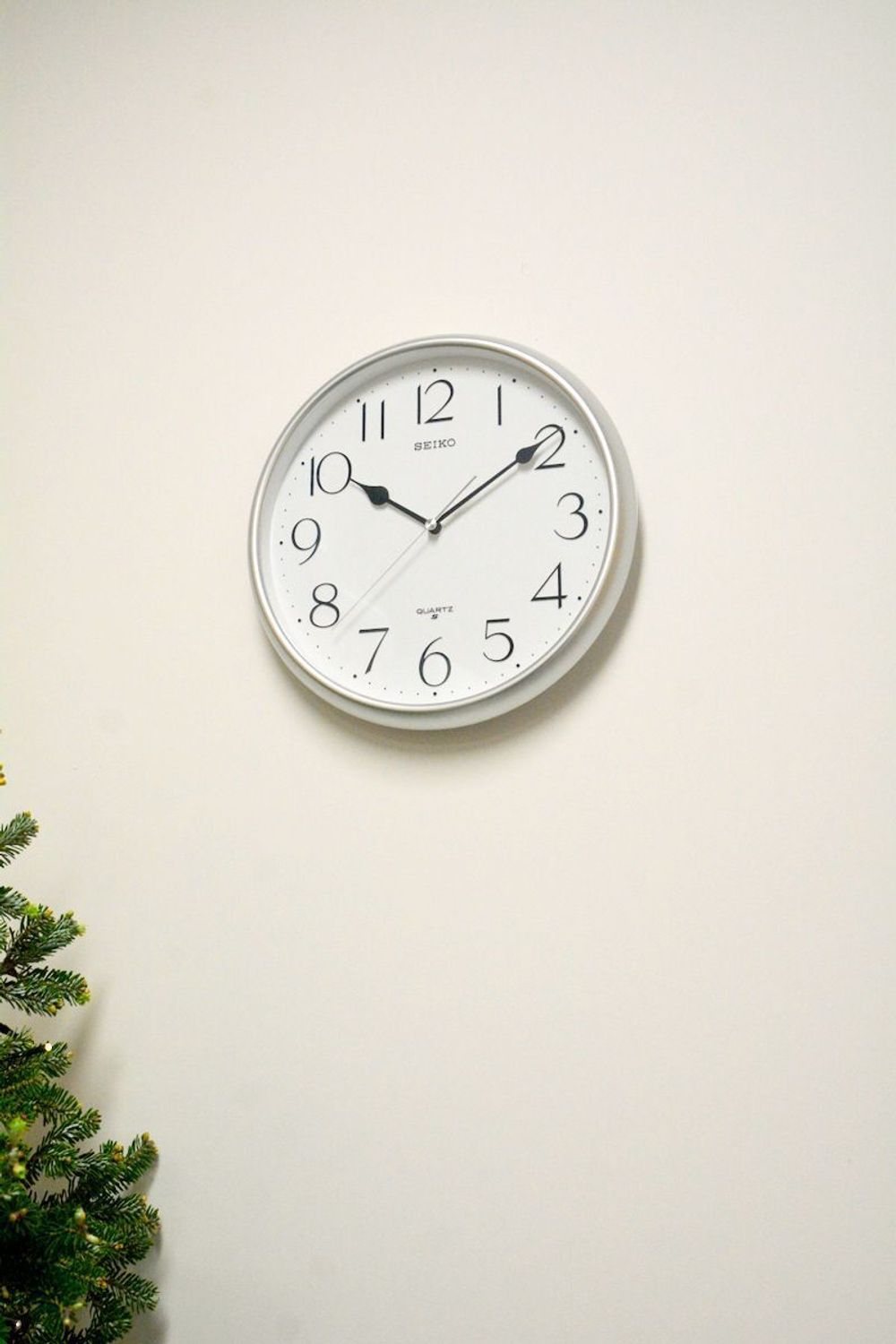 Zegar ścienny Seiko QXA747S – srebrny, klasyczny, kwarcowy.jpg