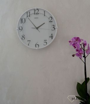 Zegar ścienny SEIKO 30 cm QXA778W Pastelowa biel. Tarcza zegara w kolorze pastelowej bieli z wyraźnymi szarymi cyframi arabskimi (2).JPG