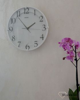 Zegar ścienny SEIKO 30 cm QXA778W Pastelowa biel. Tarcza zegara w kolorze pastelowej bieli z wyraźnymi szarymi cyframi arabskimi (3).JPG