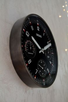 Seiko QXA823K – zegar ścienny z termometrem i higrometrem  Cichy, grafitowy (2).JPG