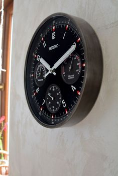 Seiko QXA823K – zegar ścienny z termometrem i higrometrem  Cichy, grafitowy (3).JPG