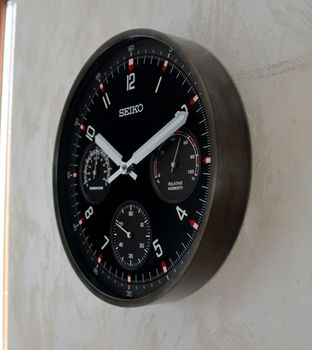 Seiko QXA823K – zegar ścienny z termometrem i higrometrem  Cichy, grafitowy (4).JPG
