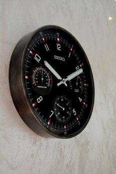 Seiko QXA823K – zegar ścienny z termometrem i higrometrem  Cichy, grafitowy (5).JPG