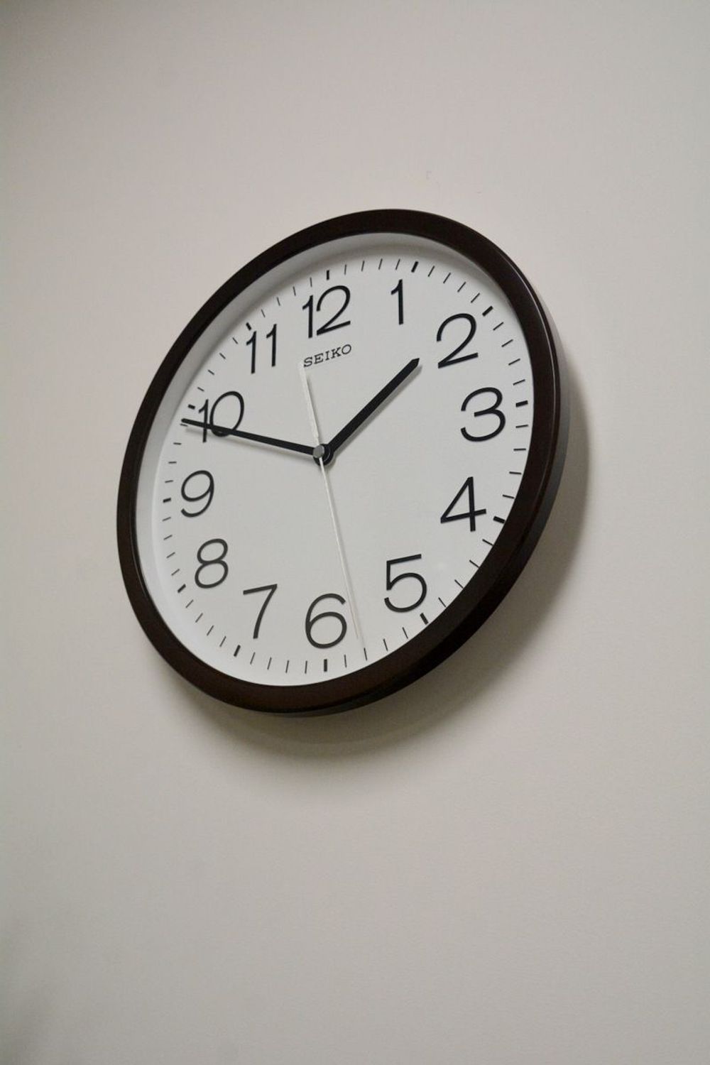 Zegar ścienny Seiko QXA847B – 31 cm, brązowo-biały, z płynną wskazówką.jpg