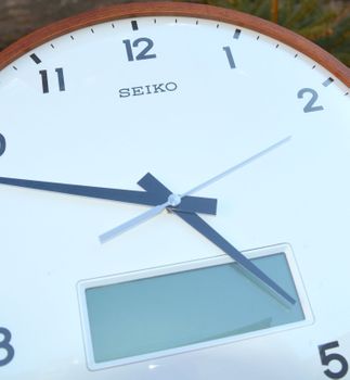 Zegar na ścianę do salonu drewniany Seiko ✓Zegar ścienny Seiko✓Zegary ścienne ✓Zegar ścienny srebrny ✓Nowoczesne zegary (3).JPG