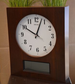 Zegar na ścianę Seiko to drewniany zegar na ścianę do salonu, który będzie idealny do prostych wnętrz. Wspaniały pomysł na wymarzony prezent (1).JPG