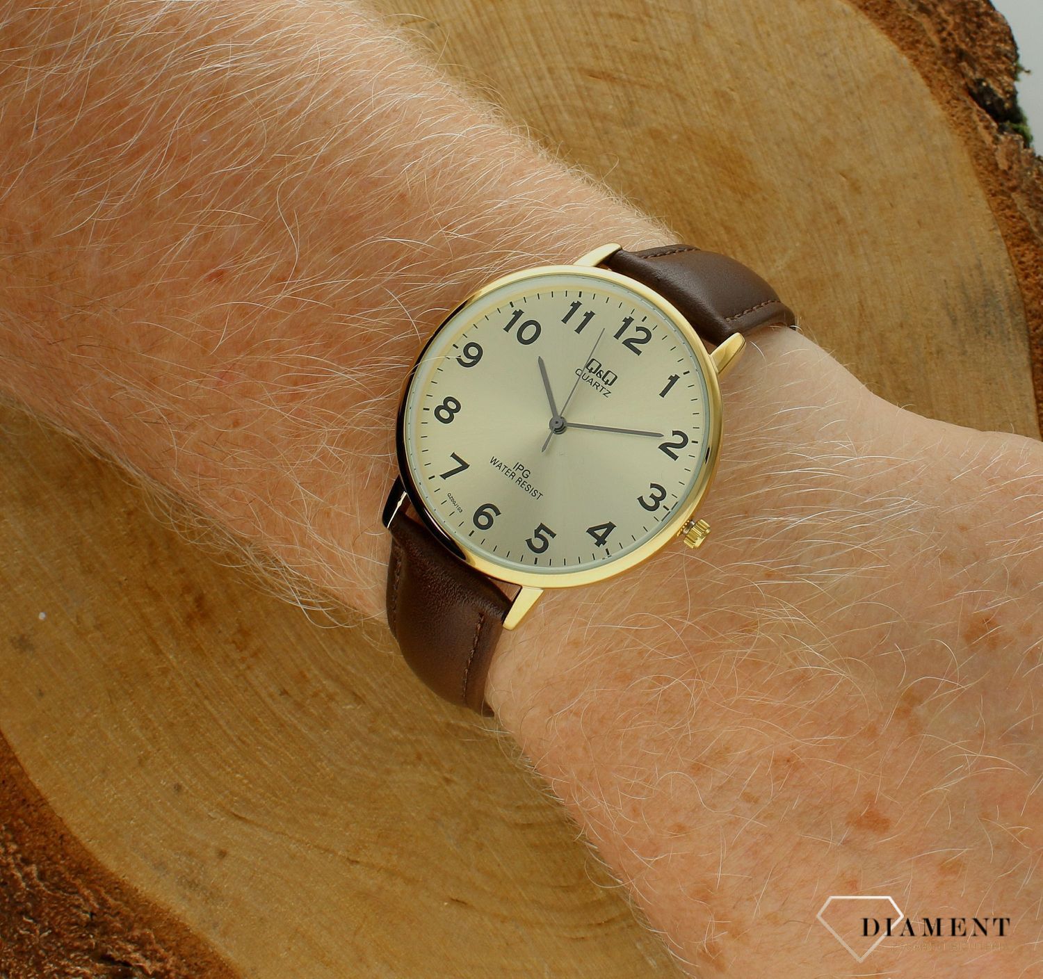 Zegarek męski QQ wyraźny z cyframi na brązowym pasku QZ00-103. Tani zegarek męski. Zegarek męski z cyframi. Wyraźny zegarek męski na pasku. Zegarek dla seniora. Zegarek dla emeryta. Prezent dla mężczyzny. Zegarek ze.jpg