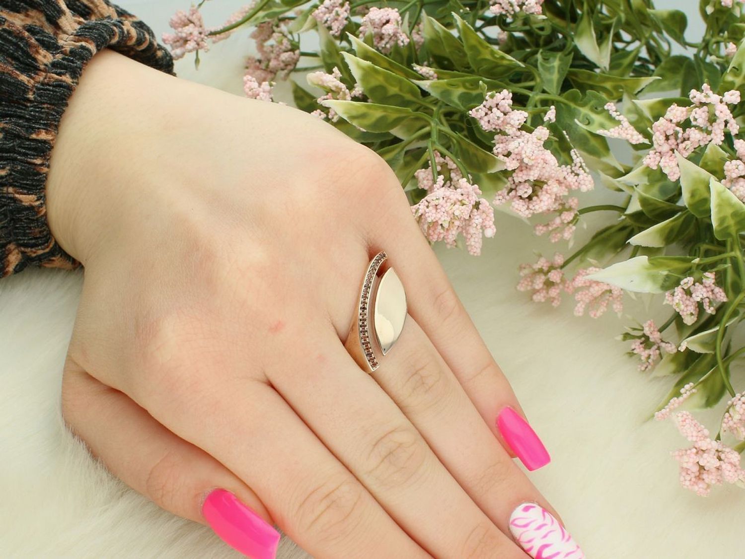 Pierścionek srebrny duży gładki pomarańczowe cyrkonie R-15968-R.jpg