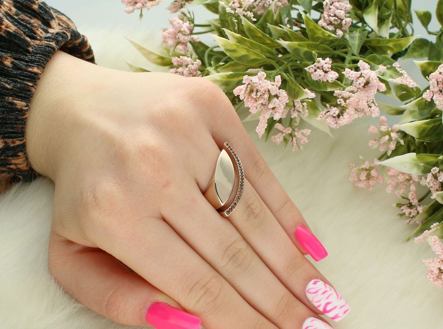 Pierścionek srebrny duży gładki pomarańczowe cyrkonie R-15968-R.jpg