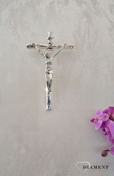 Nowoczesny srebrny krzyż na ścianę z pasyjką 23 cm R18105. Krzyż jeden z najstarszych symboli chrześcijaństwa. Symbol Ziemi Świętej. Symbolizuje 5 ran Jezusa.  (1).JPG