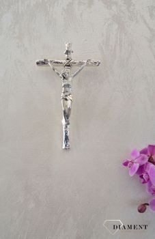 Nowoczesny srebrny krzyż na ścianę z pasyjką 23 cm R18105. Krzyż jeden z najstarszych symboli chrześcijaństwa. Symbol Ziemi Świętej. Symbolizuje 5 ran Jezusa.  (1).JPG