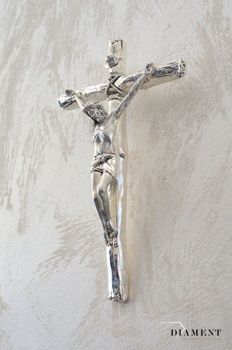 Nowoczesny srebrny krzyż na ścianę z pasyjką 23 cm R18105. Krzyż jeden z najstarszych symboli chrześcijaństwa. Symbol Ziemi Świętej. Symbolizuje 5 ran Jezusa.  (4).JPG