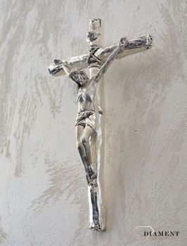 Nowoczesny srebrny krzyż na ścianę z pasyjką 23 cm R18105. Krzyż jeden z najstarszych symboli chrześcijaństwa. Symbol Ziemi Świętej. Symbolizuje 5 ran Jezusa.  (5).JPG