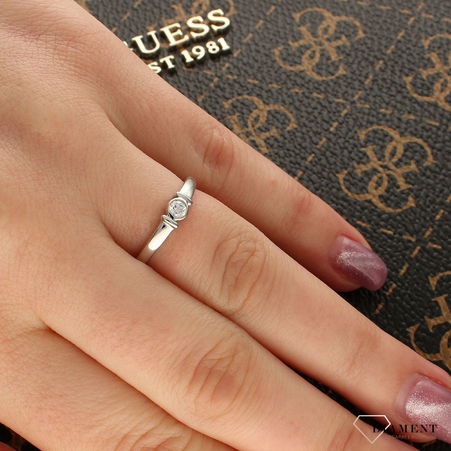 Złoty pierścionek z białego złota 585 „Okrągły Diament” - rozmiar 13  R23048.jpg