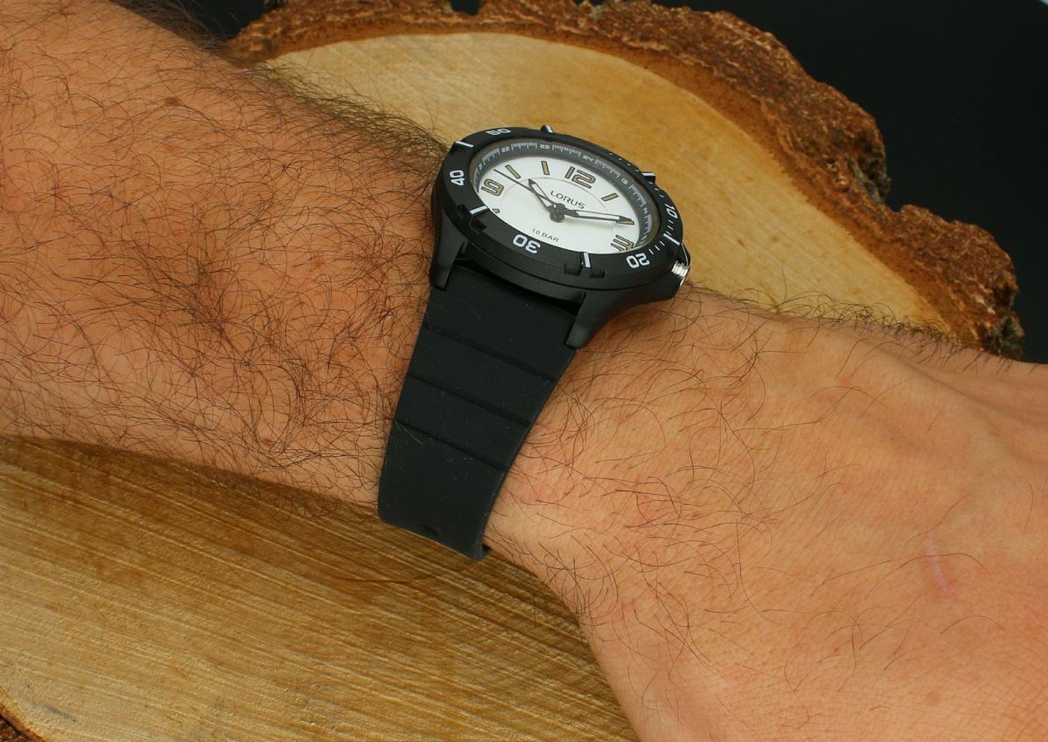 Zegarek dziecięcy Lorus R2311QX9 – Sportowy, podświetlany, silikonowy pasek, 100m.jpg