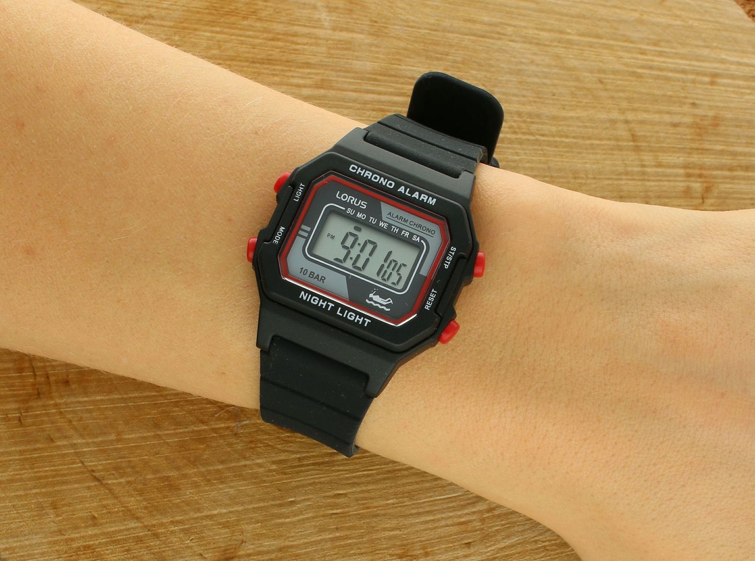 Zegarek dziecięcy LORUS R2317QX9 wyposażony jest w kwarcowy mechanizm, zasilany za pomocą baterii. Posiada bardzo wysoką dokładność mierzenia czasu +- 10 sekund w przeciągu 30 dni.1.webp