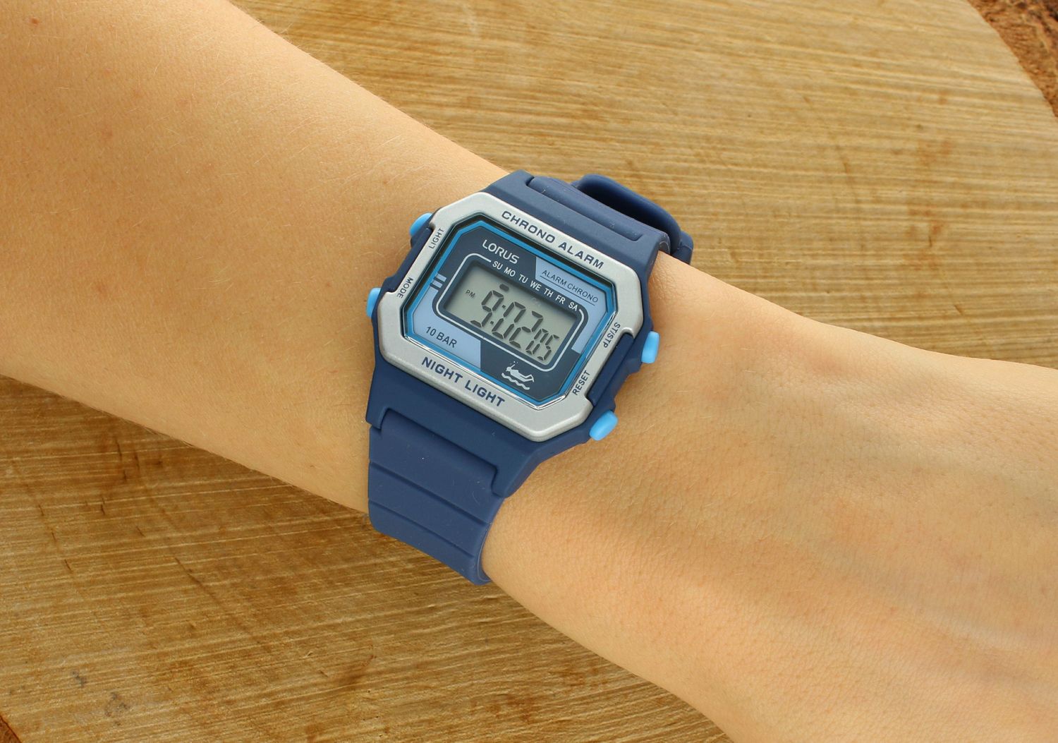 Zegarek dziecięcy LORUS R2319QX9 wyposażony jest w kwarcowy mechanizm, zasilany za pomocą baterii. Posiada bardzo wysoką dokładność mierzenia czasu +- 10 sekund w przeciągu 30 dni.1.webp