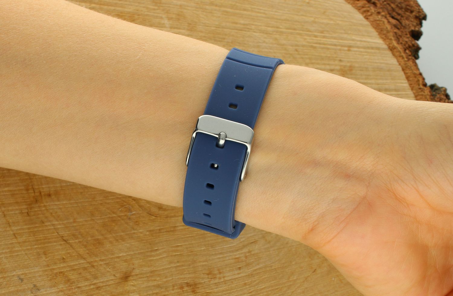 Zegarek dziecięcy LORUS R2319QX9 wyposażony jest w kwarcowy mechanizm, zasilany za pomocą baterii. Posiada bardzo wysoką dokładność mierzenia czasu +- 10 sekund w przeciągu 30 dni.1.webp