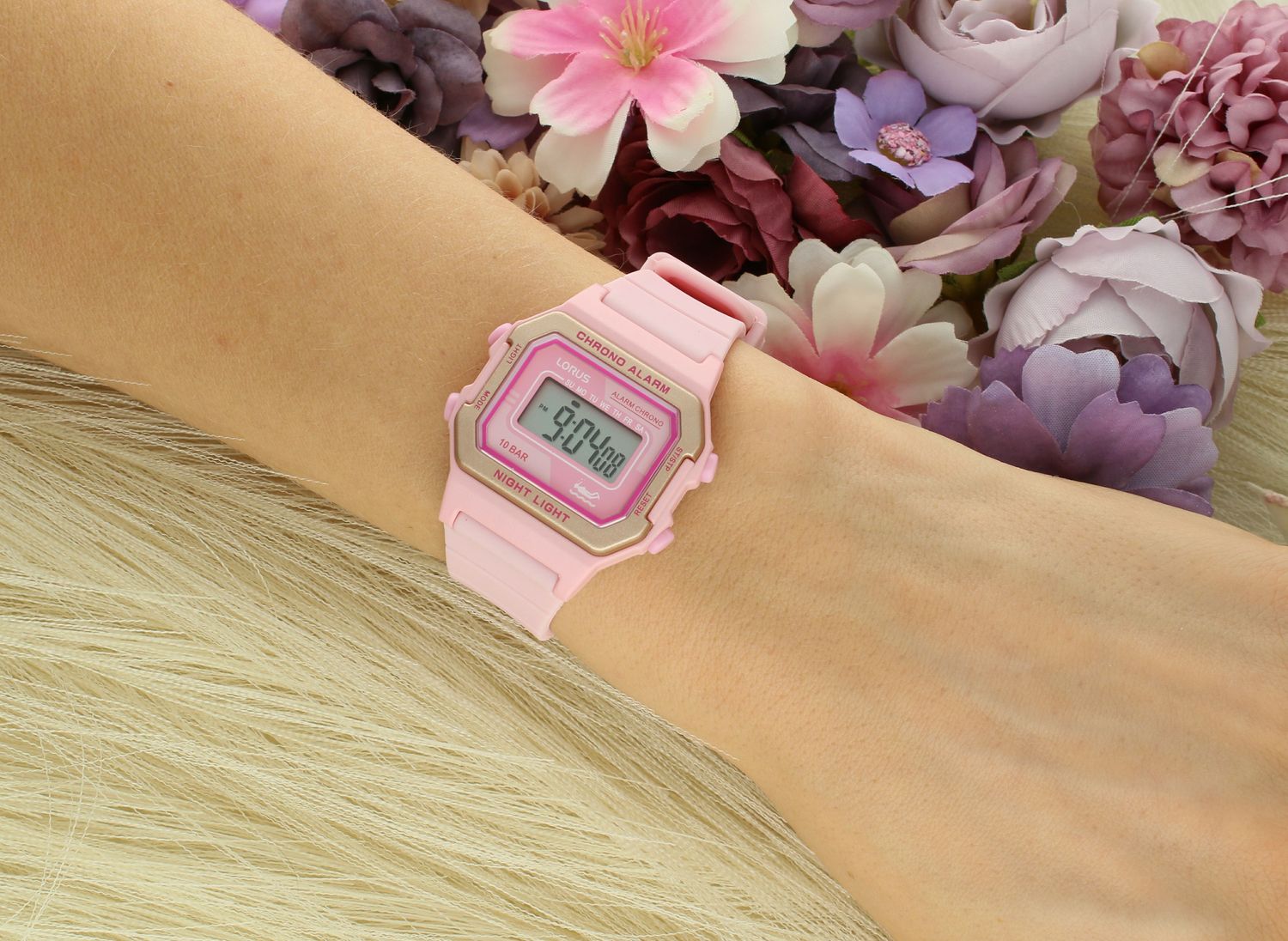 Zegarek dziecięcy LORUS R2325QX9 wyposażony jest w kwarcowy mechanizm, zasilany za pomocą baterii. Posiada bardzo wysoką dokładność mierzenia czasu +- 10 sekund w przeciągu 30 dni.1.webp