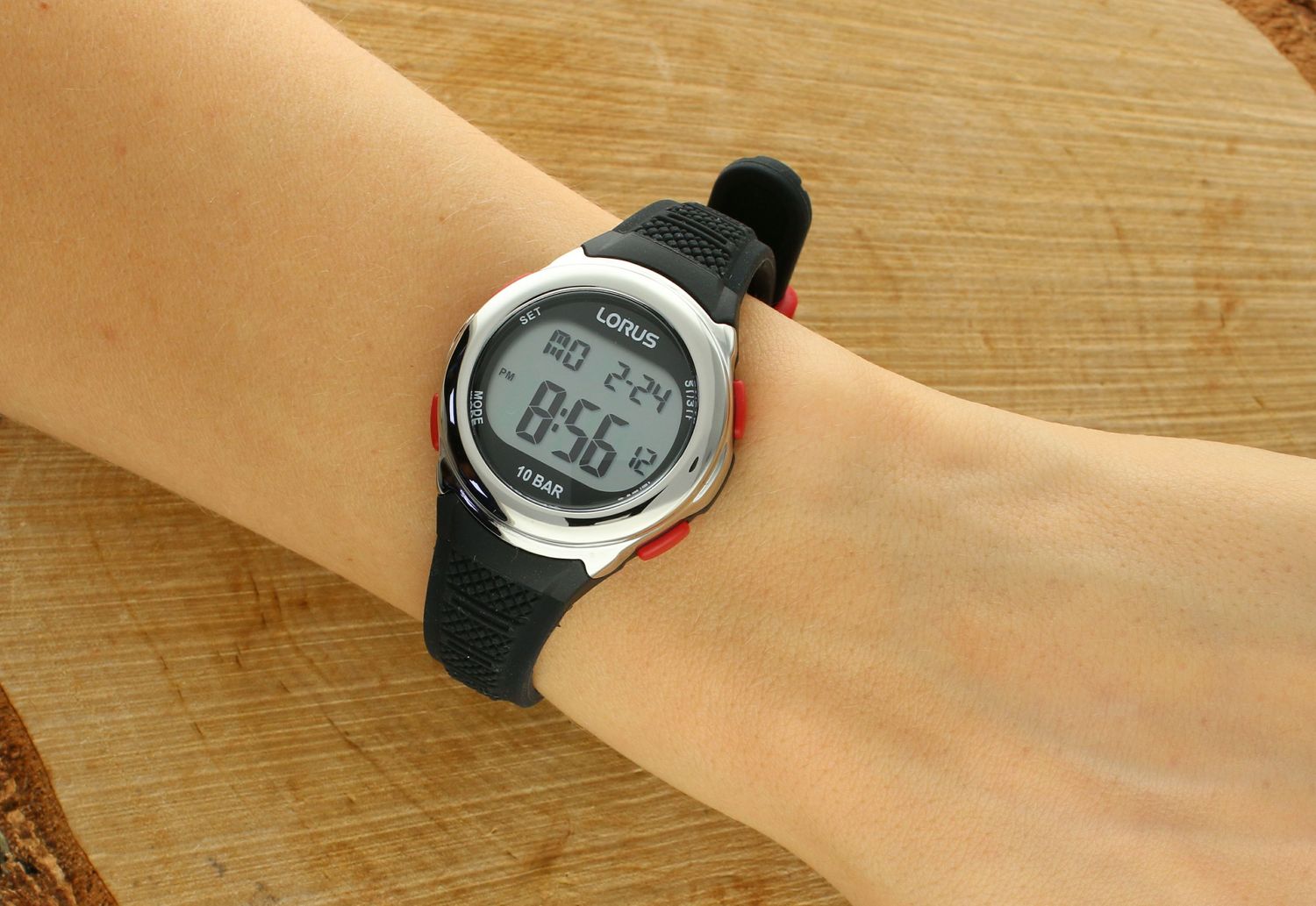 Zegarek dziecięcy LORUS R2389NX9 wyposażony jest w kwarcowy mechanizm, zasilany za pomocą baterii. Posiada bardzo wysoką dokładność mierzenia czasu 10 sekund w przeciągu 30 dni.1.jpg