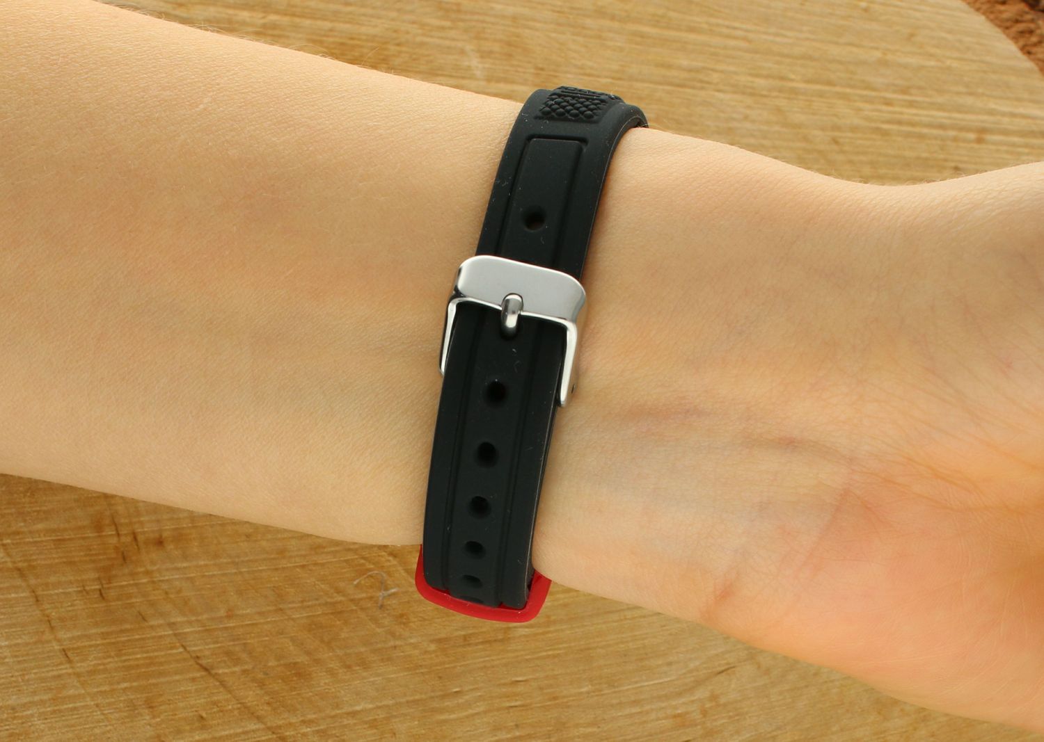 Zegarek dziecięcy LORUS R2389NX9 wyposażony jest w kwarcowy mechanizm, zasilany za pomocą baterii. Posiada bardzo wysoką dokładność mierzenia czasu 10 sekund w przeciągu 30 dni.1.jpg