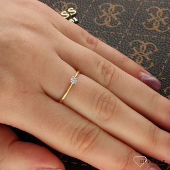 Złoty pierścionek z Diamentem  Subtelny kamień szlachetny  585 DIAMENT R27060.jpg