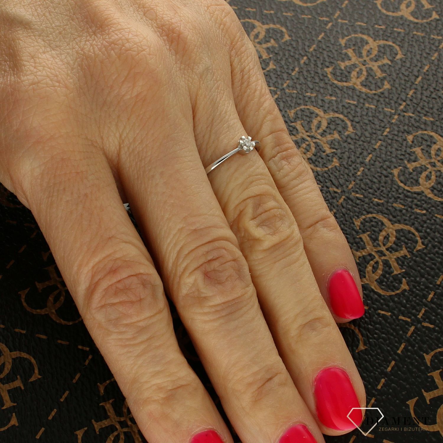 Złoty pierścionek z diamentem „Subtelna Elegancja”  Białe złoto 585  R38215W.jpg