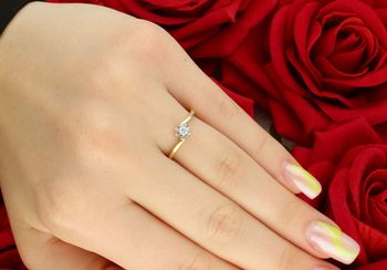 Złoty pierścionek zaręczynowy 585 z diamentem 0,07 ct – pofalowana obrączka Au.jpg