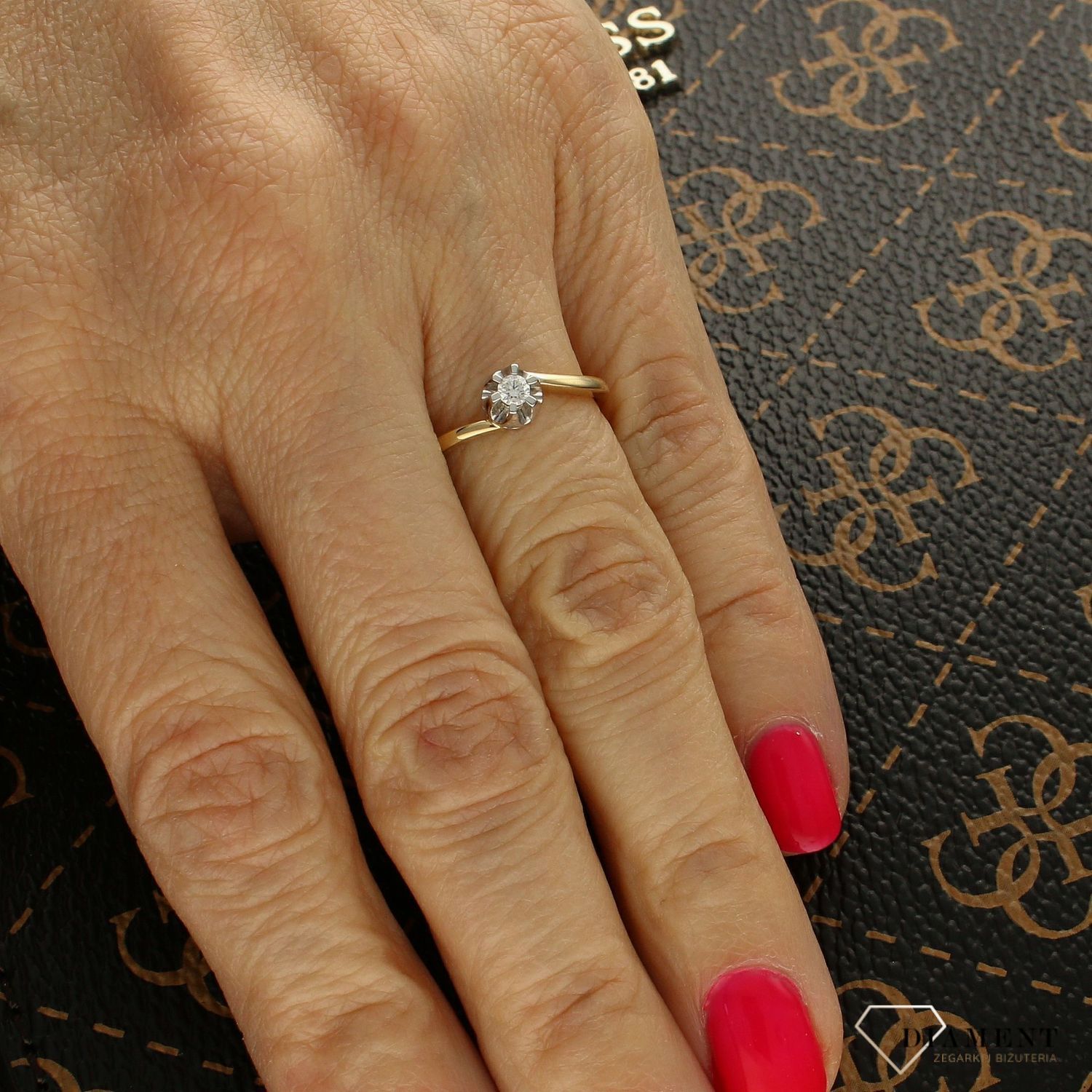 Złoty pierścionek zaręczynowy 585 z diamentem 0,07 ct – pofalowana obrączka.jpg