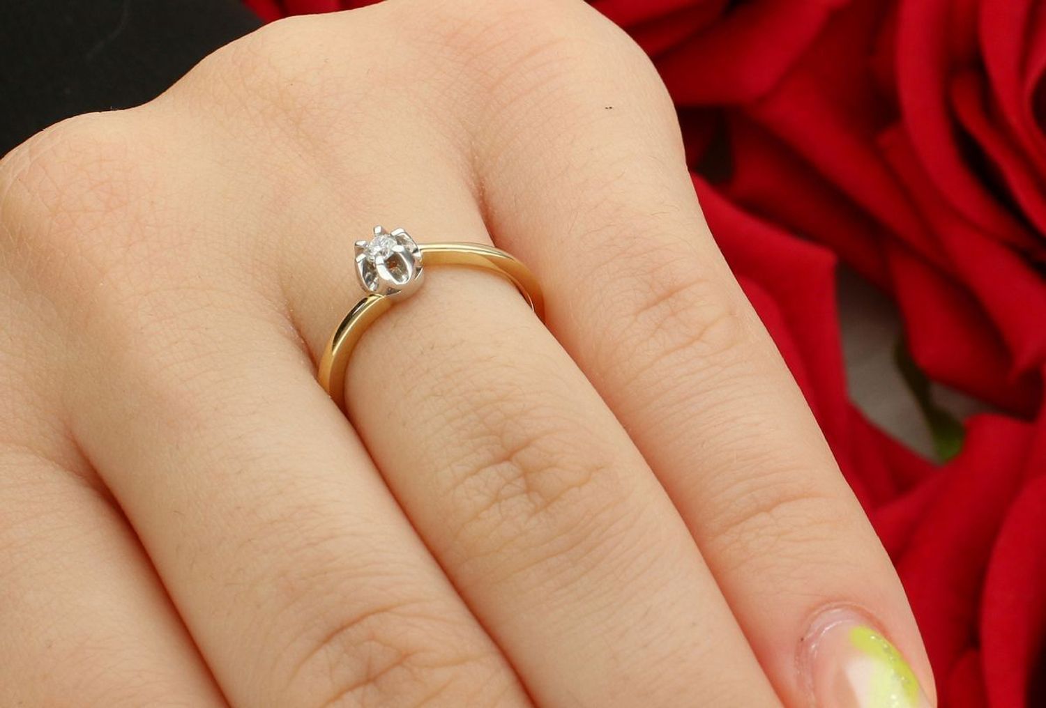 Złoty pierścionek zaręczynowy 585 z diamentem 0,07 ct – pofalowana obrączka.jpg