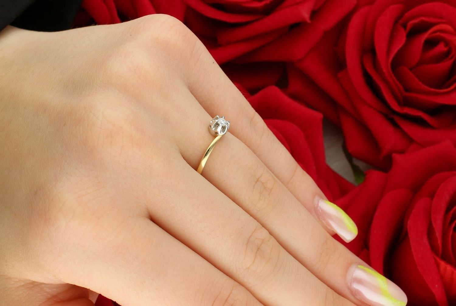 Złoty pierścionek zaręczynowy 585 z diamentem 0,07 ct – pofalowana obrączka.jpg