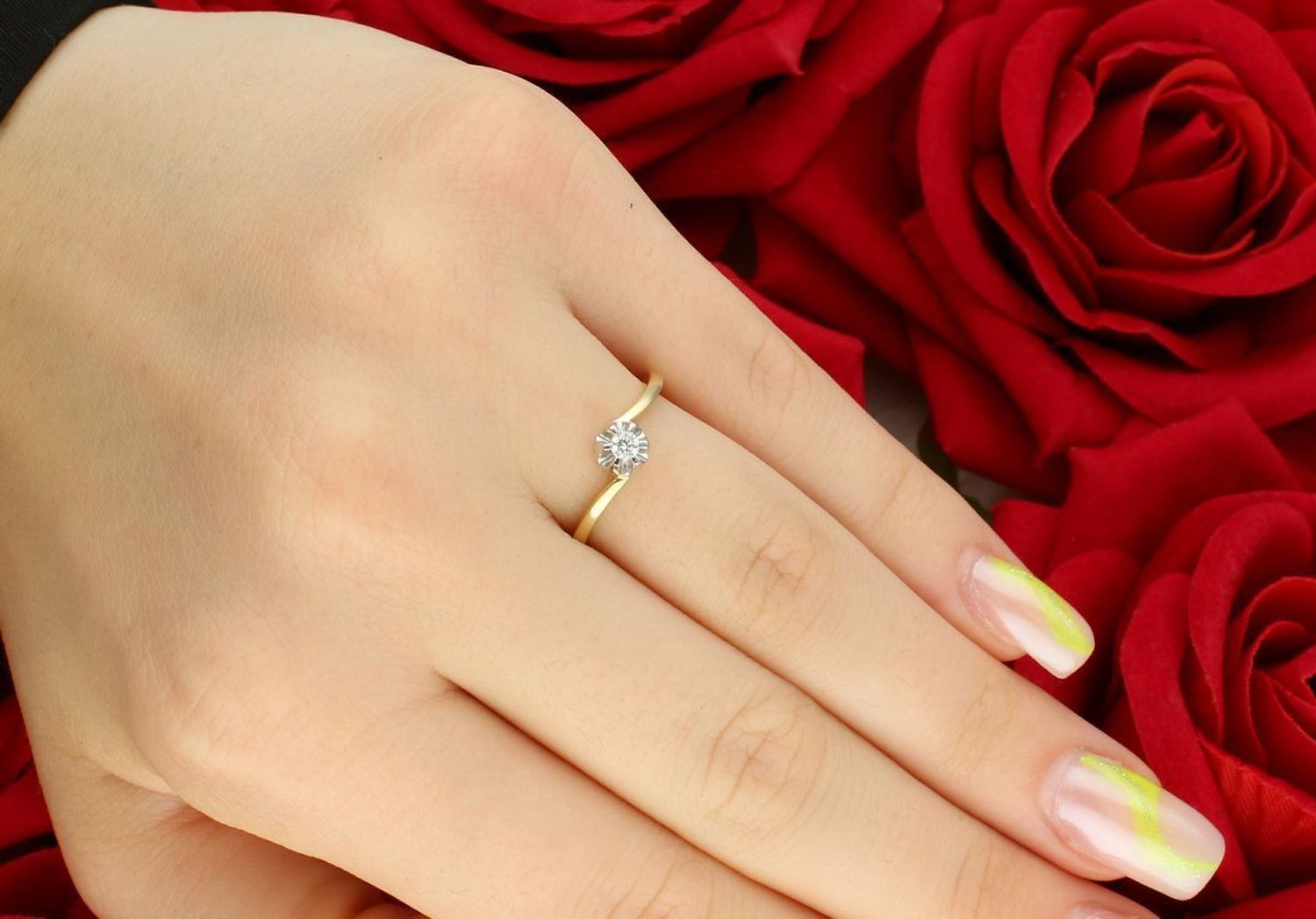 Złoty pierścionek zaręczynowy 585 z diamentem 0,07 ct – pofalowana obrączka.jpg