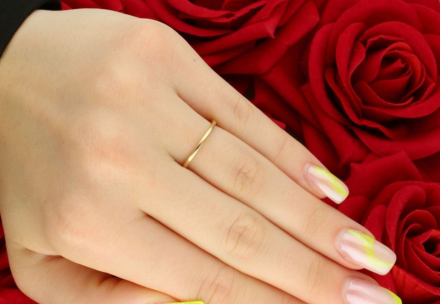 Złoty pierścionek zaręczynowy 585 z diamentem 0,07 ct – pofalowana obrączka.jpg