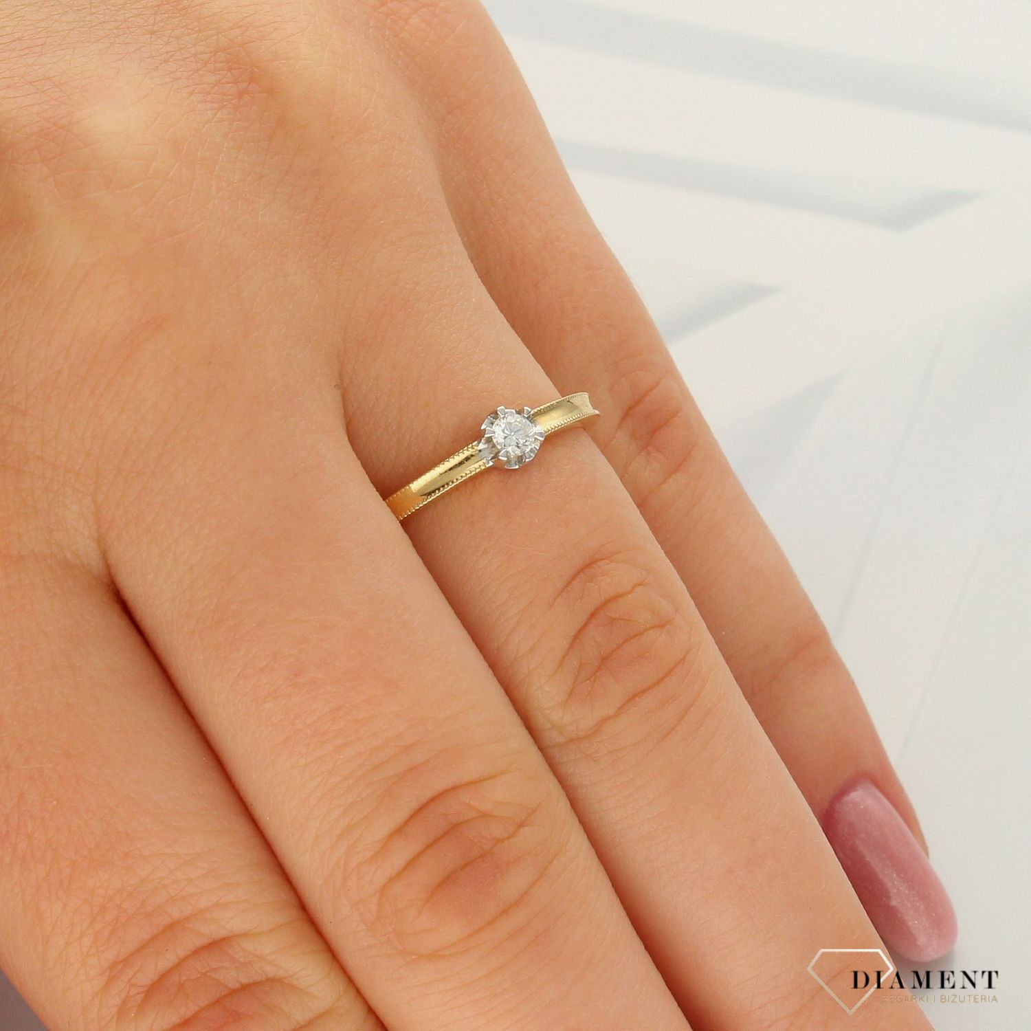 Pierścionek złoty DIAMENT żółte złoto, jeden diament w białym złocie, zdobiony.Pierścionki zaręczynowe. Piękny pierścionek ozdobiony brylantem. R38526TT..jpg