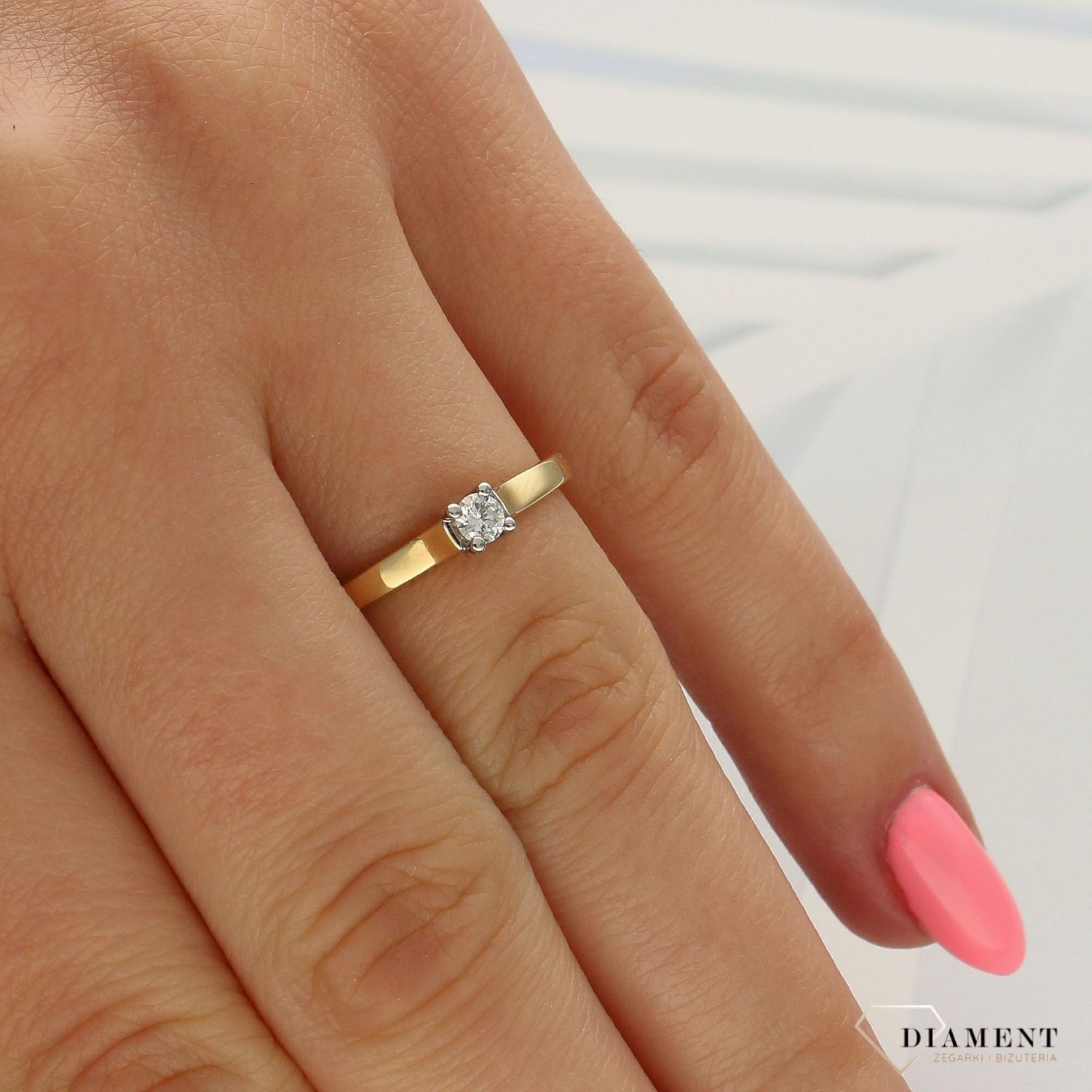 Pierścionek złoty DIAMENT żółte złoto, jeden diament w białym złocie, zaręczynowy 0660058913. Pierścionki zaręczynowe z diamentami dla wymarzonej, tej jedynej kobiety..jpg