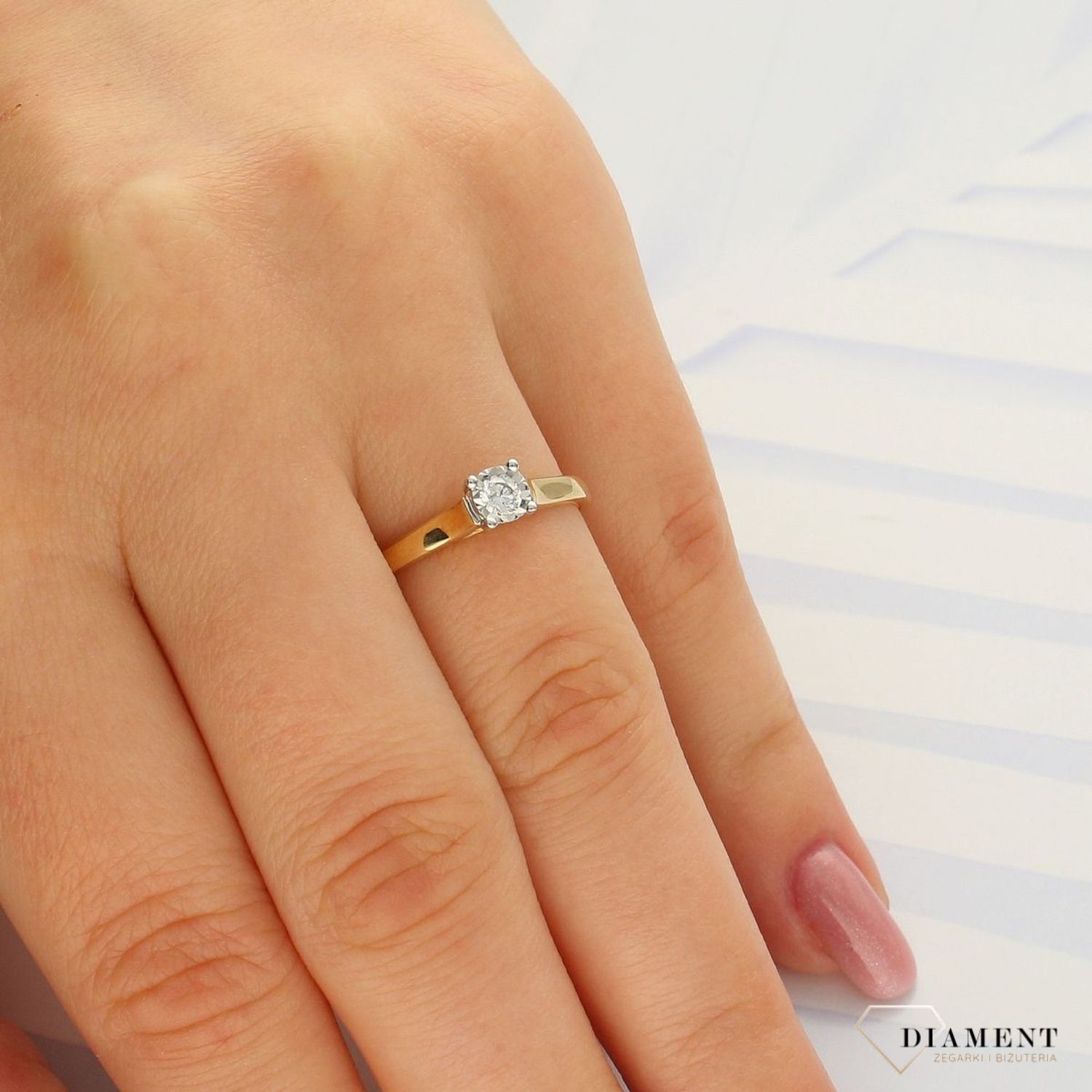 Pierścionek złoty DIAMENT 585, złoto z diamentem R55118YW Piękny pierścionek z brylantem, który utrzymany jest przez cztery ramiona w kolorze białego złota, co daję ciekawy efekt. R55118YW.jpg