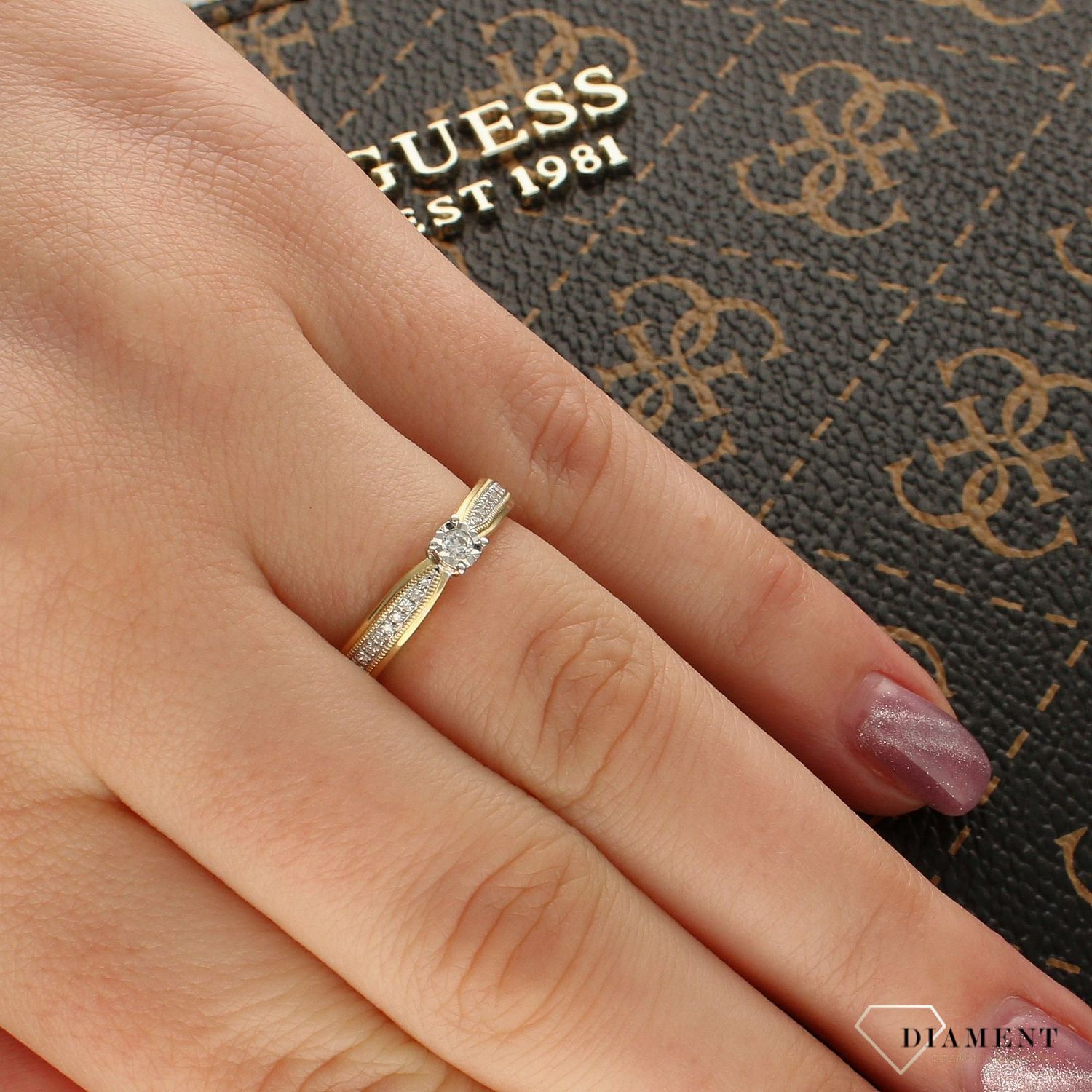 Pierścionek złoty z brylantem R55129.jpg