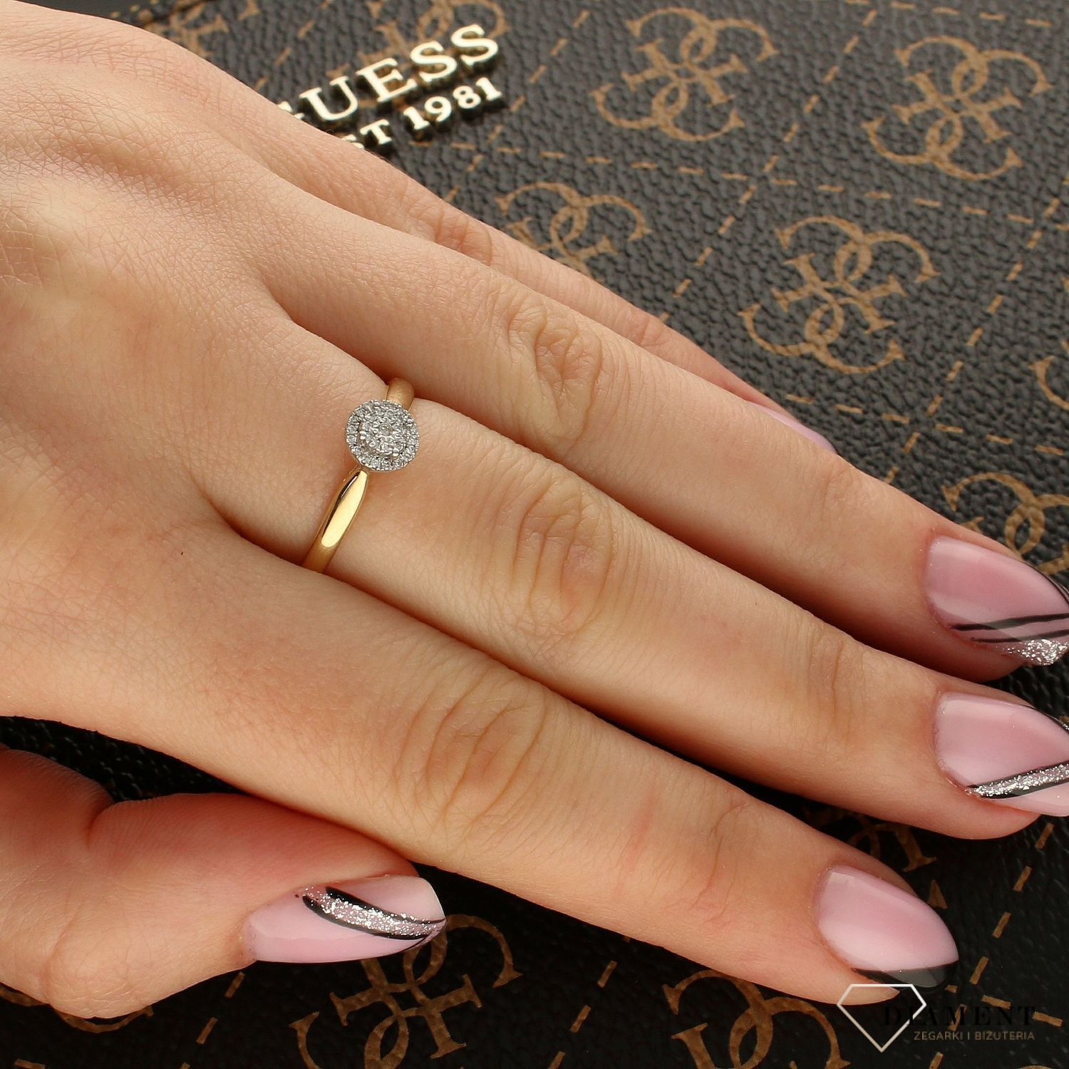 Pierścionek DIAMENT złoto 'Okrąg Diamentów' 585 R55158YW . Pierścionki z brylantami. Biżuteria wykonana z żółtego 14 karatowego złota z 30 Diamentami osadzonymi na okrągłej oprawie. Biżuteria, która zachwyci każdą kobietę..jpg