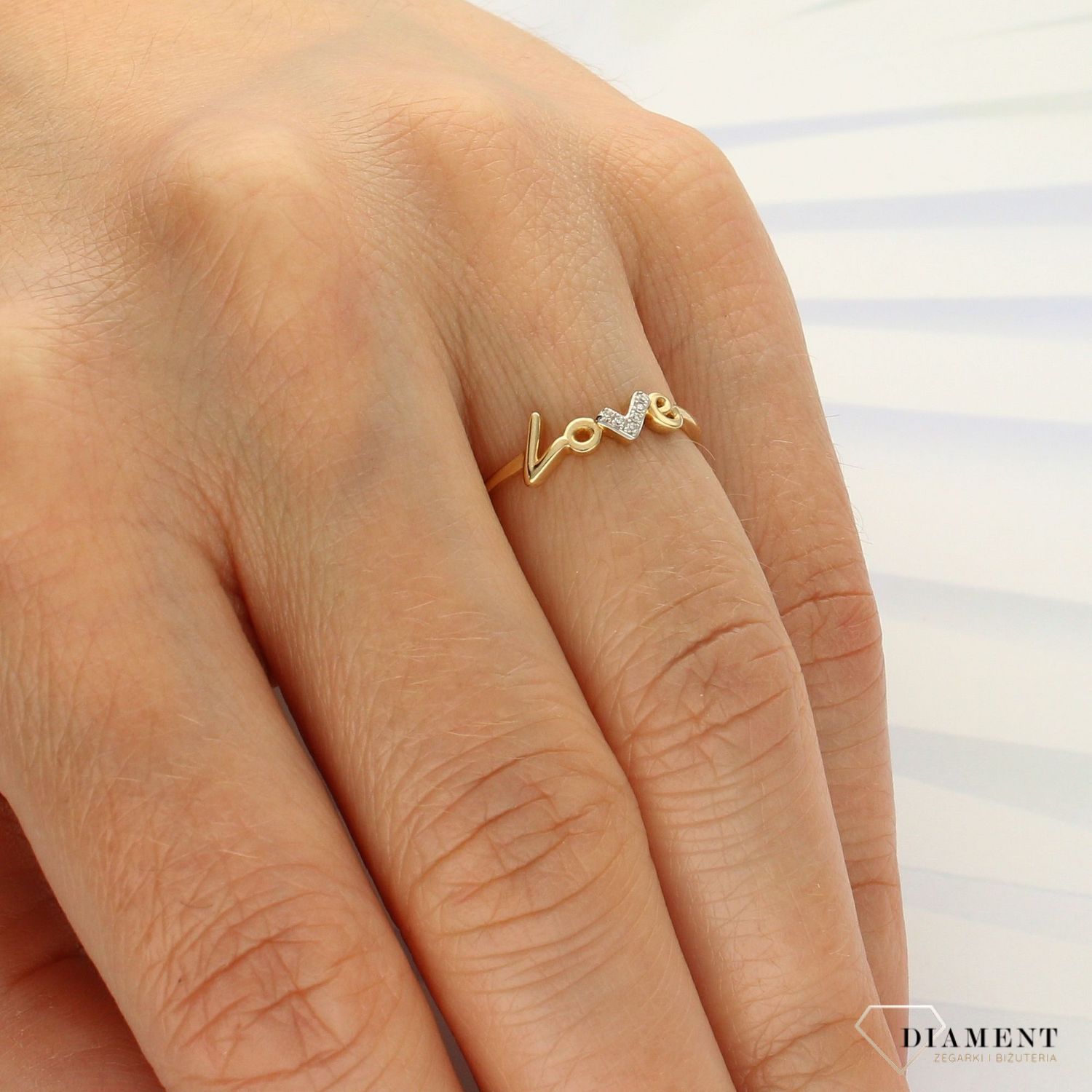 pierścionek złoty z diamentami z napisem Love, Pierścionek Arenart 0660074228 wykonany ze złota próby 585. Pierścionek z brylantami wielkości 0,02 ct, barwie H oraz czystości SI. Piękny pierścionek z.jpg
