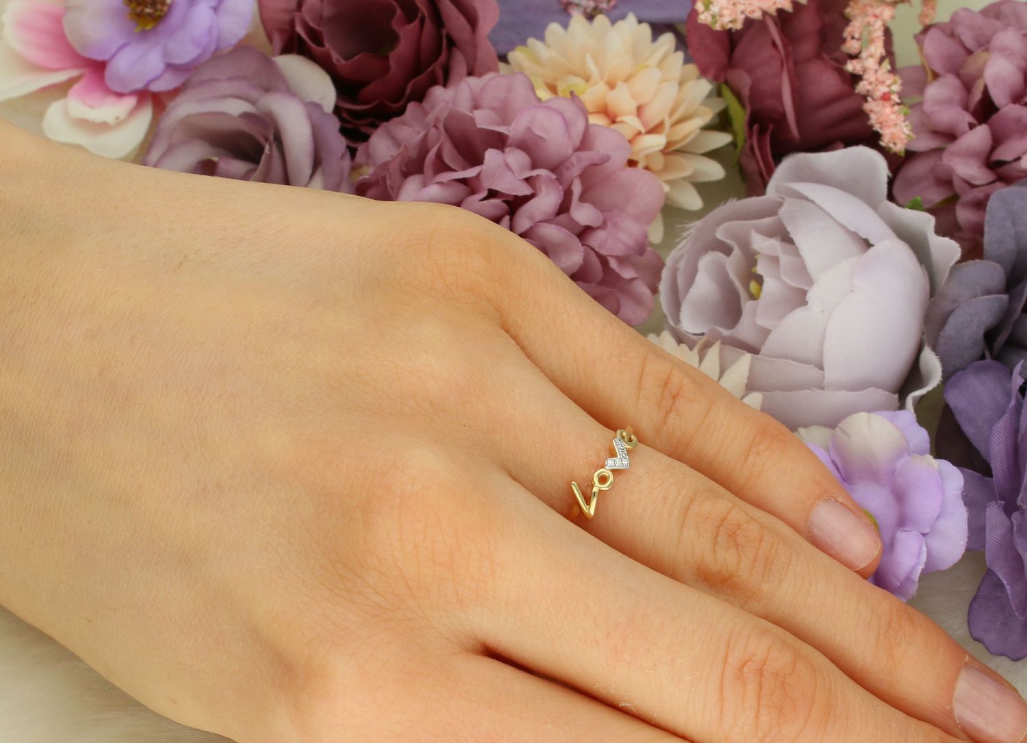 pierścionek złoty z diamentami z napisem Love, Pierścionek Arenart 0660074228 wykonany ze złota próby 585. Pierścionek z brylantami wielkości 0,02 ct, barwie H oraz czystości SI. Piękny pierścionek z.jpg