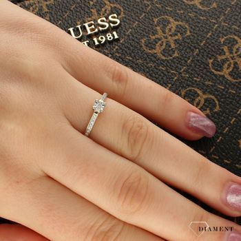 Złoty pierścionek zaręczynowy z Diamentami  wysadzana obrączka  585 DIAMENT R60551YW.jpg