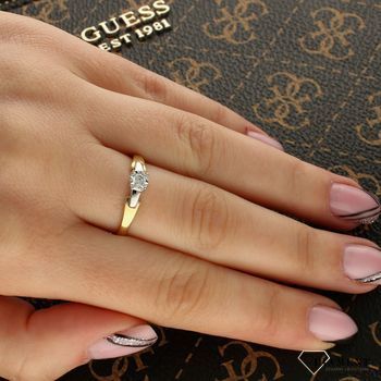Złoty pierścionek DIAMENT 585 'Wyjątkowe zaręczyny' 0800013002.jpg