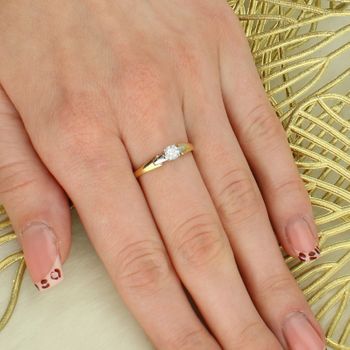 Złoty pierścionek zaręczynowy 585 z diamentem 0,14 ct białe i żółte złoto - rozmiar 18 585.jpg