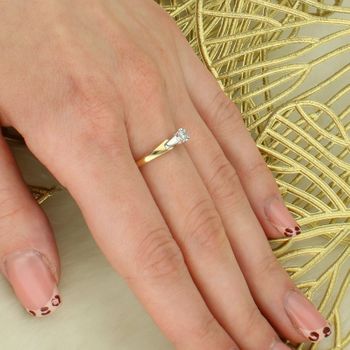 Złoty pierścionek zaręczynowy 585 z diamentem 0,14 ct białe i żółte złoto - rozmiar 18 diament.jpg