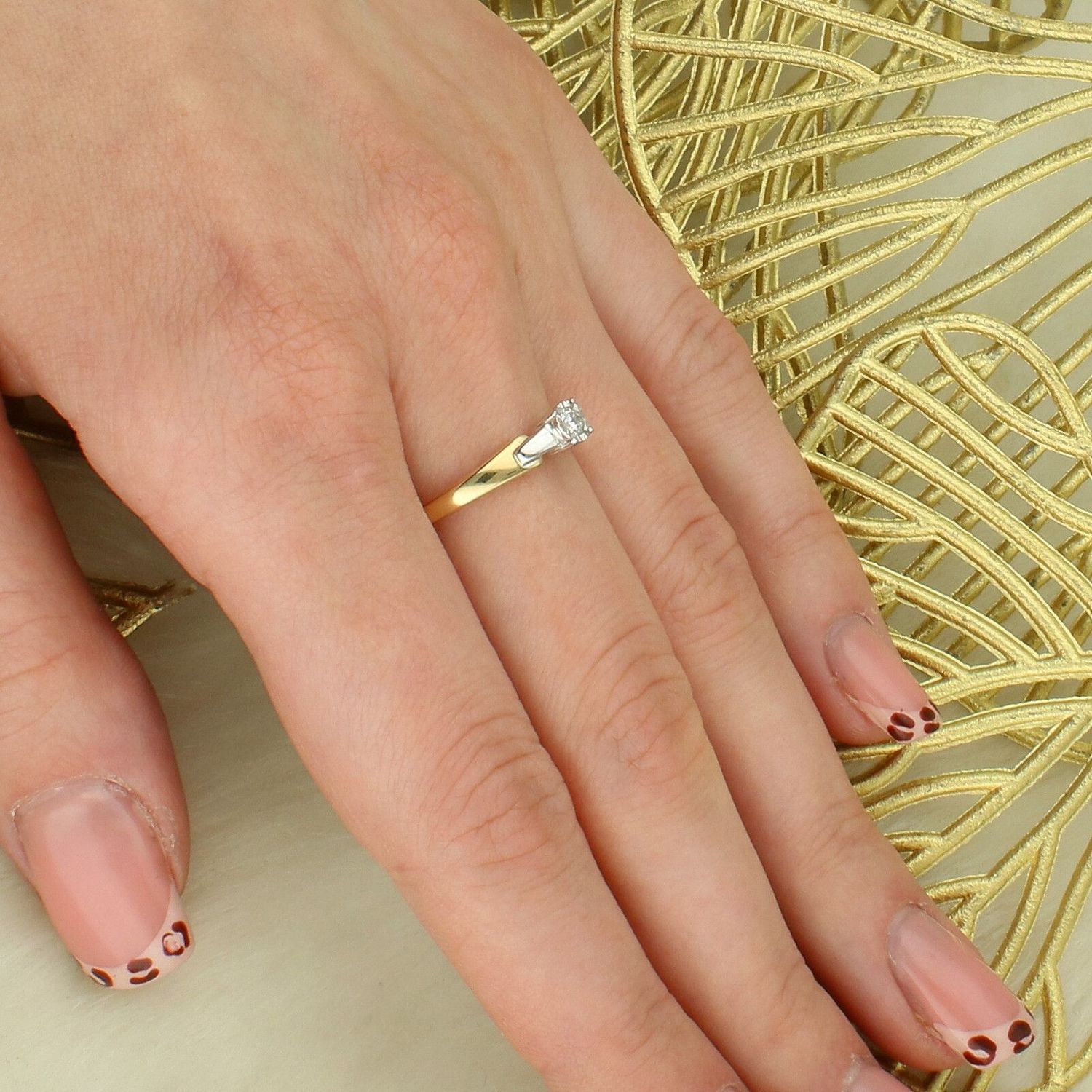 Złoty pierścionek zaręczynowy 585 z diamentem 0,14 ct – białe i żółte złoto.jpg