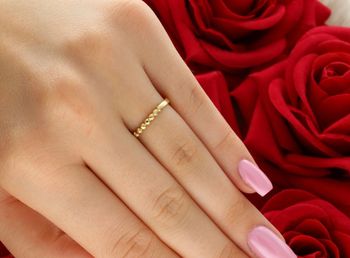 Złoty pierścionek 585 w oryginalnym wzorze kuleczek i łezek z 13 diamentami o masie 0,06 ct, barwa H, czystość SI. Subtelny i kobiecy – idealny na prezent. Certyfikat w zestawi22.jpg