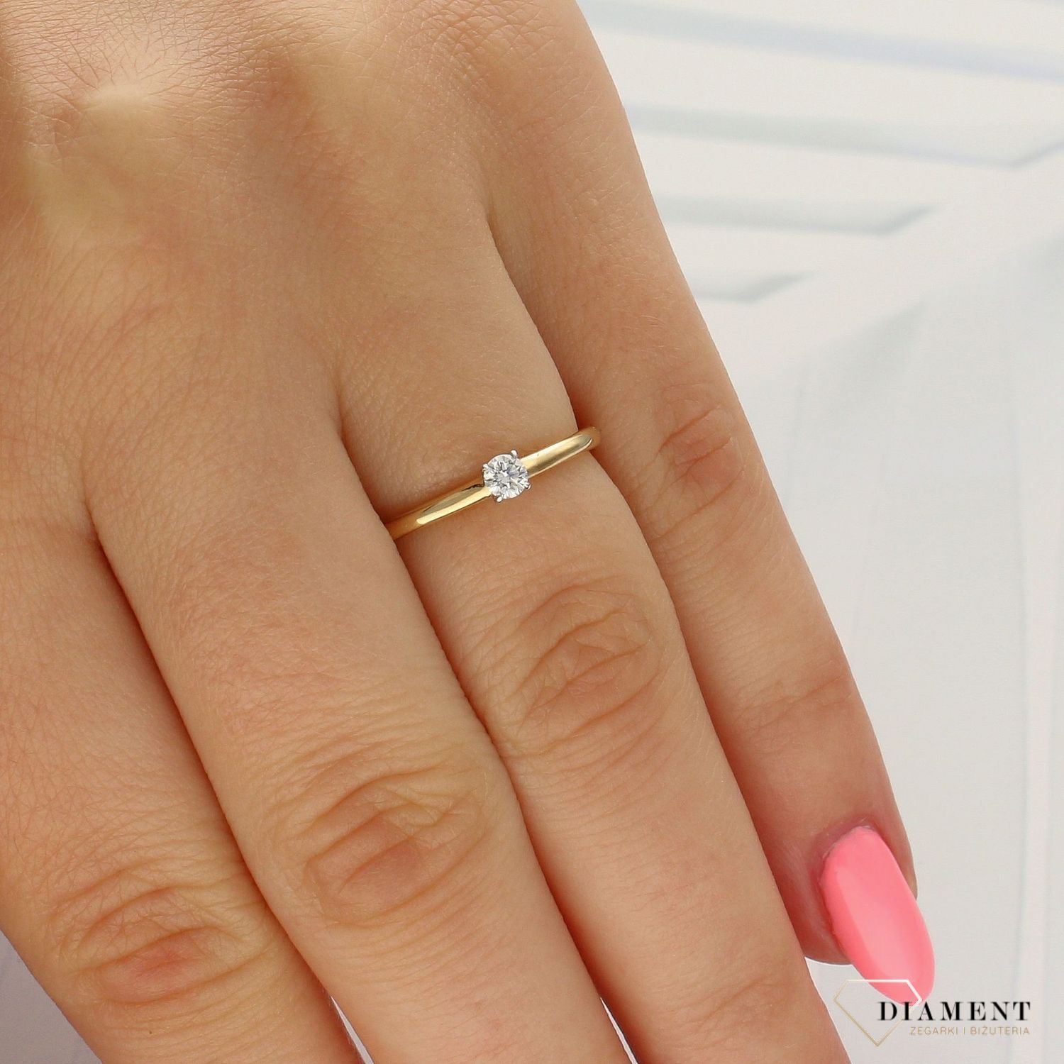 Pierścionek złoty DIAMENT 585, diamenty TEN JEDYNY R62347YW.  Nowoczesny, delikatny pierścionek z jednym brylantem o wielkości 0,10 ct, barwie H oraz czystości SI. Pierścionki zaręczynowe z diam.jpg
