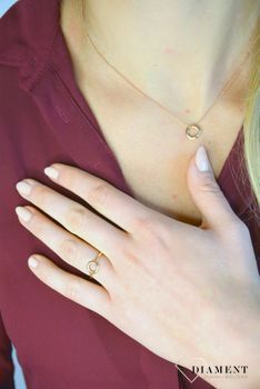 Pierścionek złoty z brylantem R62792R. Piękny pierścionek został wykonany z najwyższej jakości złota w kolorze różowym. Piękny pierścionek z brylantem. Idealny pomysł na prezent, który będzie świetną pamiątką.  (1).JPG